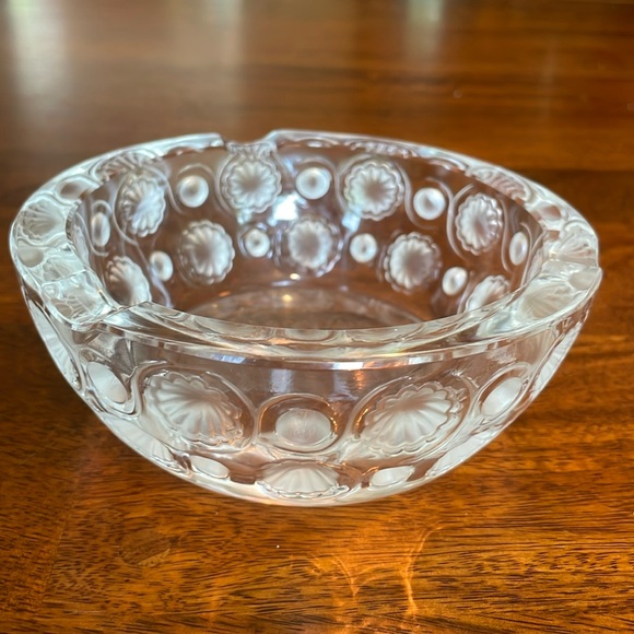 VINTAGE LALIQUE CRYSTAL SEASHELL & DOTS ASHTRAY - Picture 1 of 7